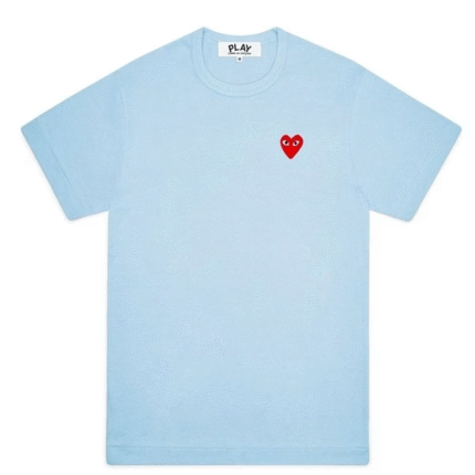 T-shirt bleu ciel CDG avec mini cœur rouge – t-shirt unisexe en coton doux et de haute qualité