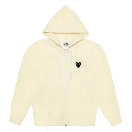 Sweat à capuche zippé crème CDG avec cœur noir – hoodie unisexe élégant de Comme des Garçons Play