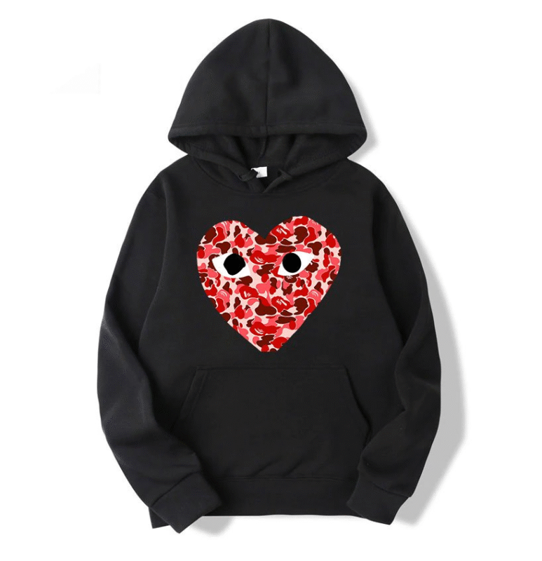 Sweat à capuche Comme des Garçons avec cœur camouflage – hoodie unisexe stylé et moderne