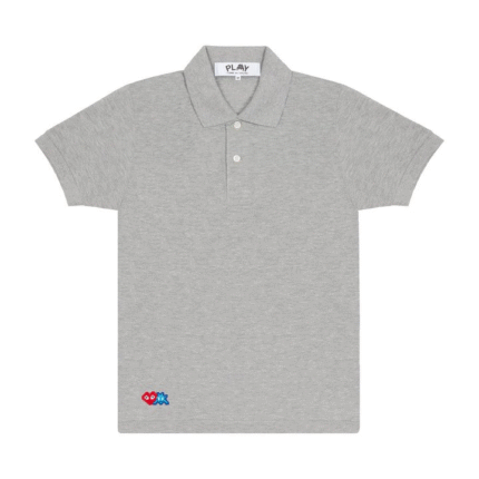 Polo gris PLAY avec cœur rouge Invader et emblème bleu – polo unisexe en coton premium signé Comme des Garçons Play